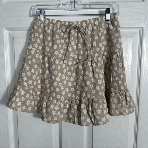 Sabo skirt, size unknown. Tiered, tan/white floral, mini, lined, spring, summer - Picture 2 of 8